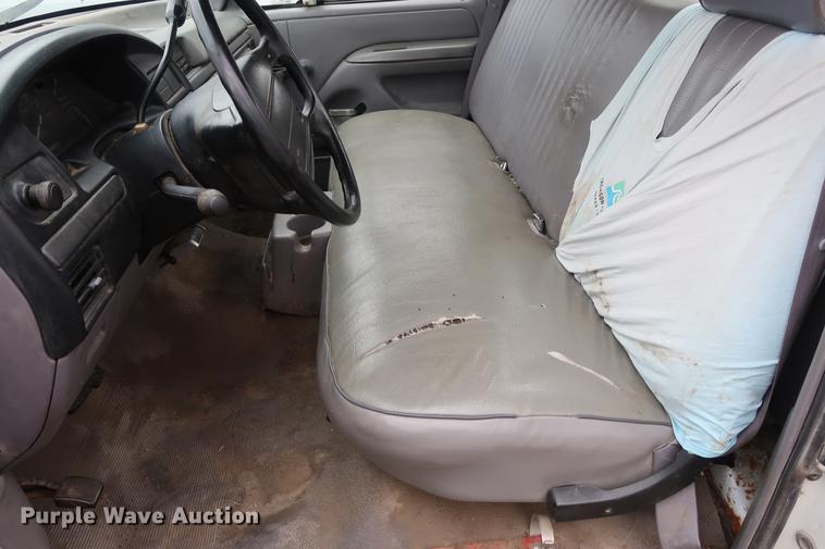 image for item EP9268 1995 Ford F150 pickup truck