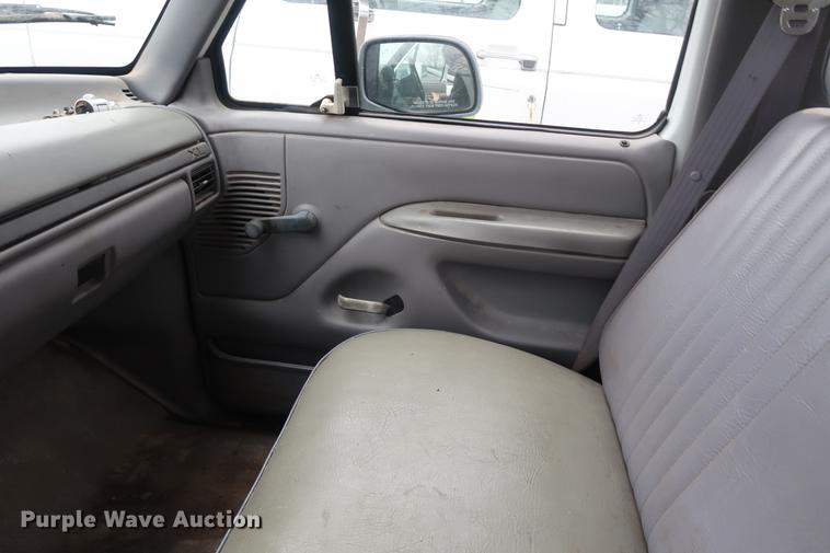 image for item EP9268 1995 Ford F150 pickup truck