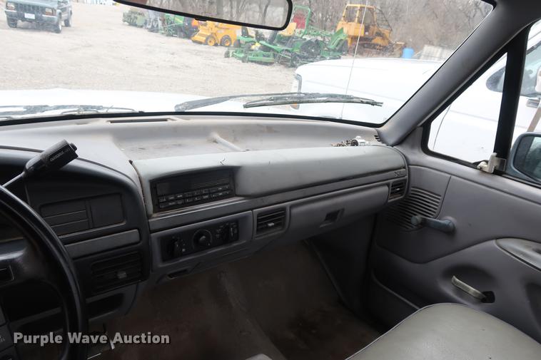 image for item EP9268 1995 Ford F150 pickup truck