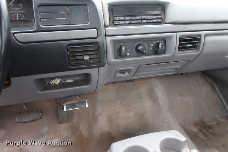 image for item EP9268 1995 Ford F150 pickup truck