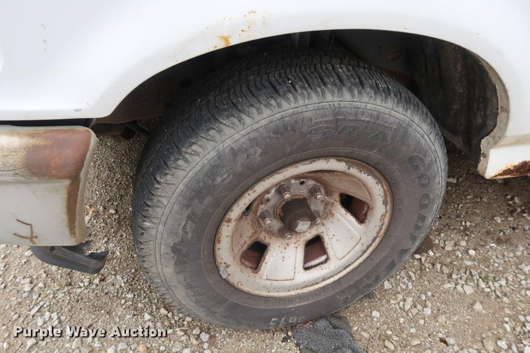 image for item EP9268 1995 Ford F150 pickup truck