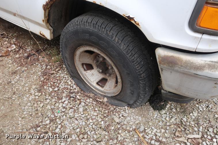 image for item EP9268 1995 Ford F150 pickup truck