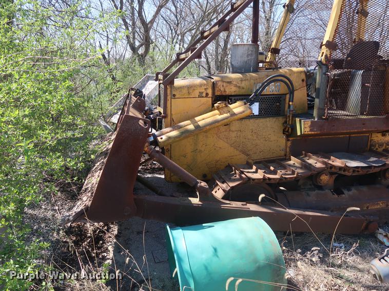 image for item EP9318 1977 John Deere 750 dozer