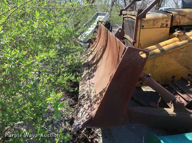 image for item EP9318 1977 John Deere 750 dozer