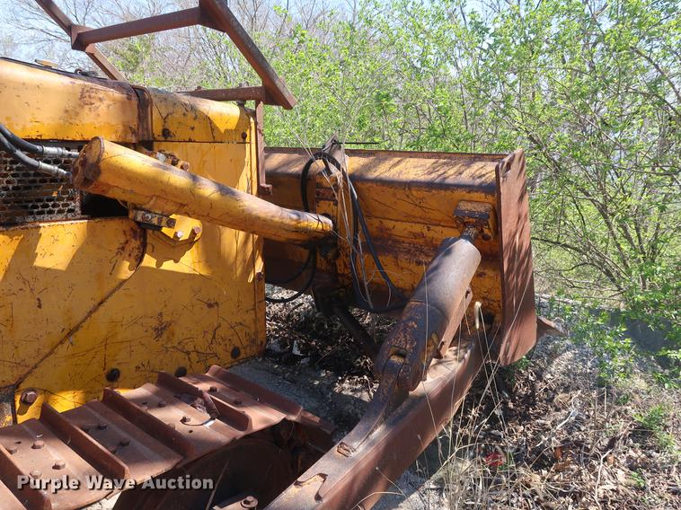image for item EP9318 1977 John Deere 750 dozer