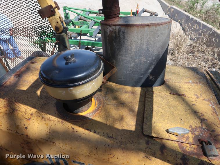 image for item EP9318 1977 John Deere 750 dozer