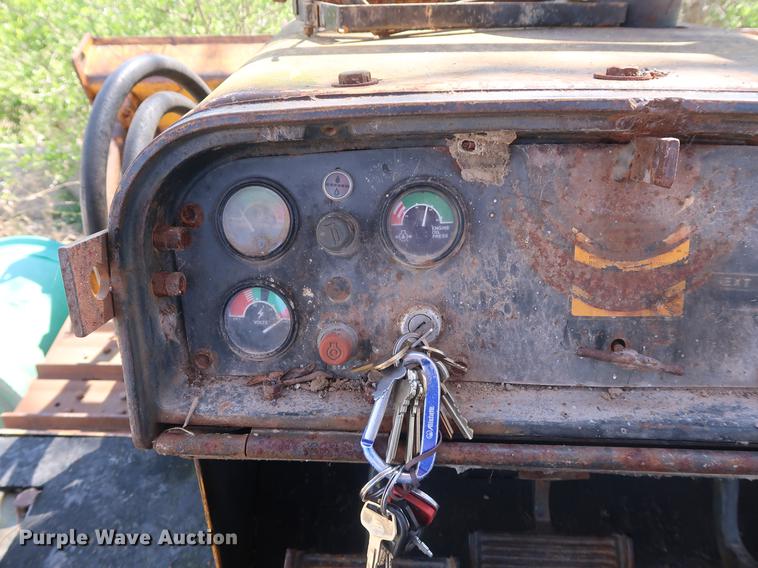 image for item EP9318 1977 John Deere 750 dozer