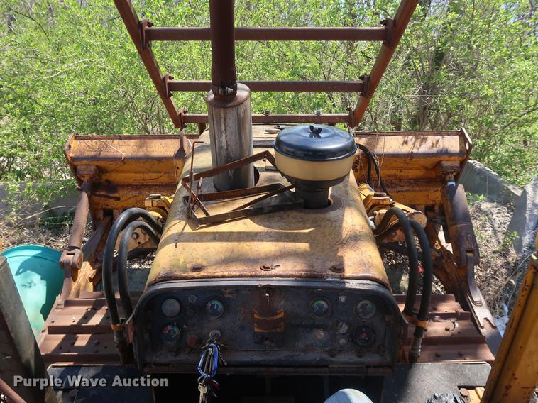 image for item EP9318 1977 John Deere 750 dozer