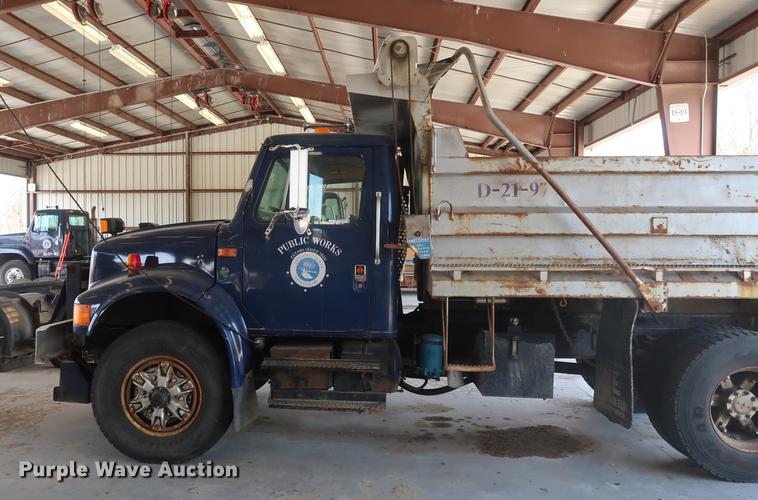 image for item EP9321 1997 International 4900 construction truck
