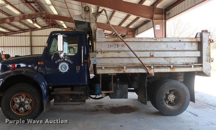 image for item EP9321 1997 International 4900 construction truck