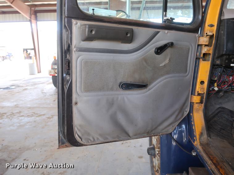 image for item EP9321 1997 International 4900 construction truck
