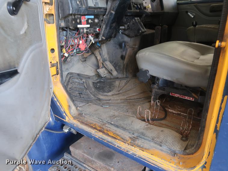 image for item EP9321 1997 International 4900 construction truck