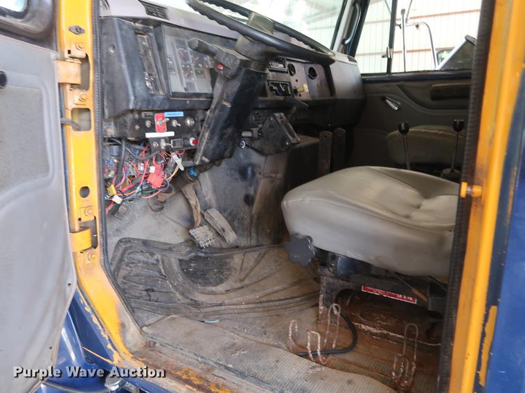 image for item EP9321 1997 International 4900 construction truck