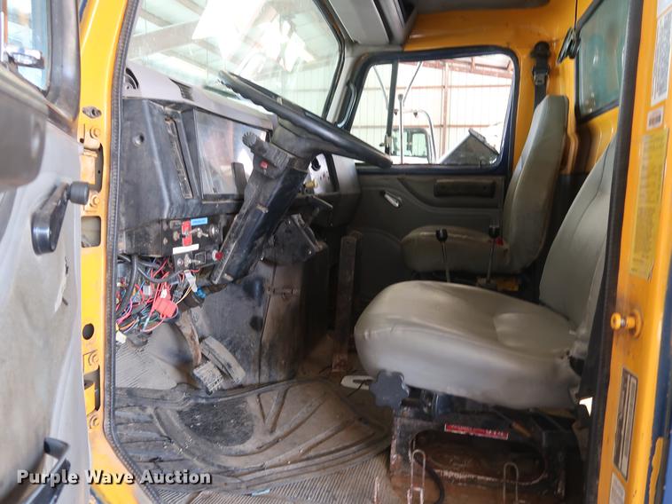 image for item EP9321 1997 International 4900 construction truck