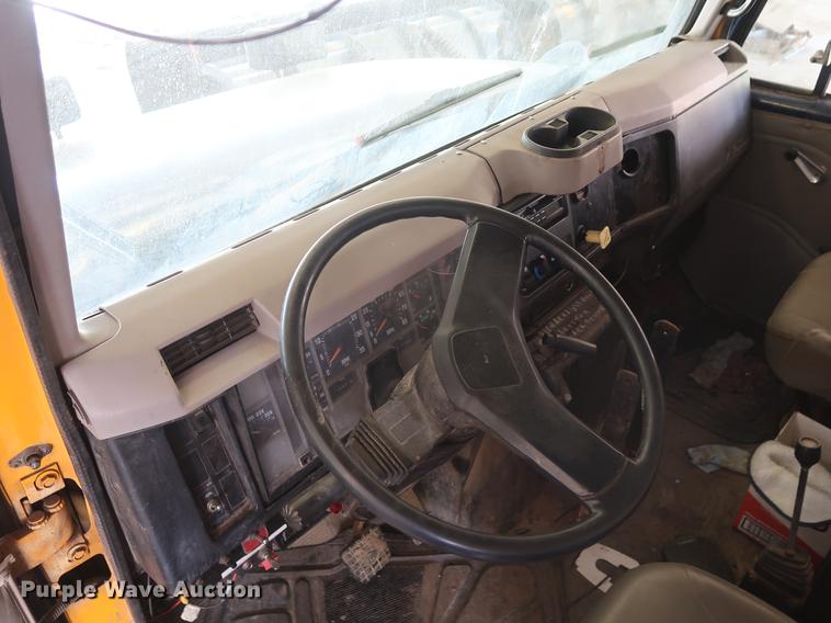 image for item EP9321 1997 International 4900 construction truck