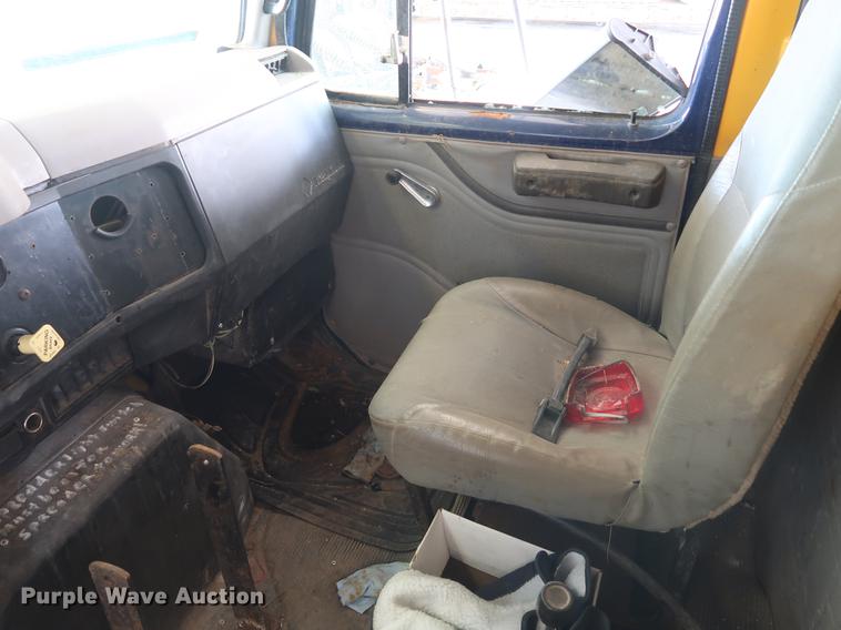 image for item EP9321 1997 International 4900 construction truck