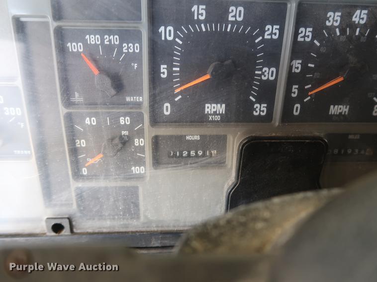 image for item EP9321 1997 International 4900 construction truck