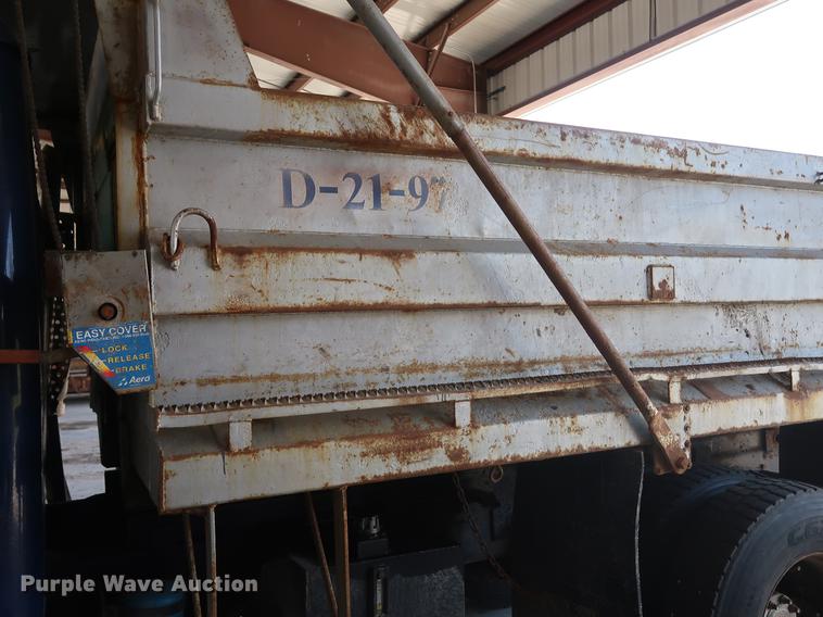 image for item EP9321 1997 International 4900 construction truck