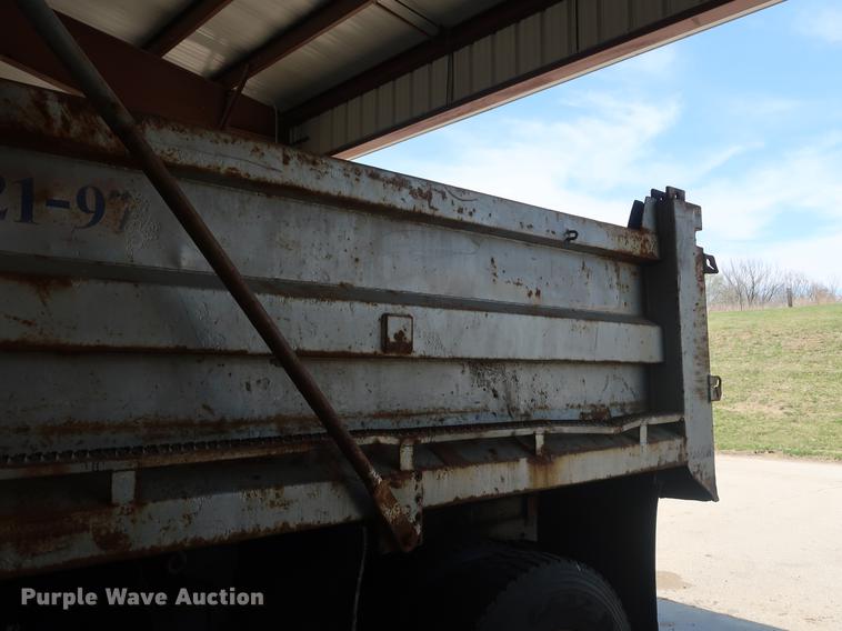 image for item EP9321 1997 International 4900 construction truck