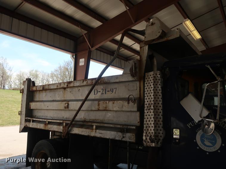 image for item EP9321 1997 International 4900 construction truck