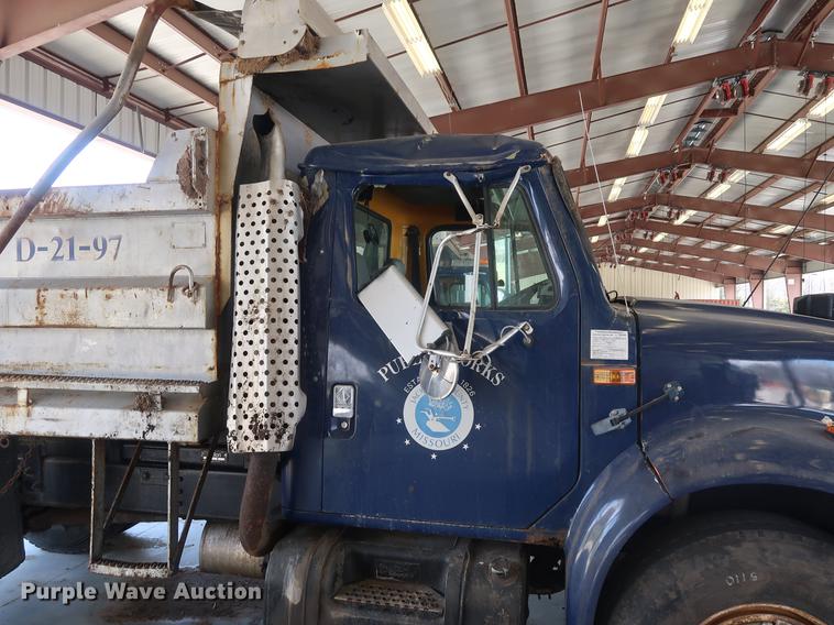 image for item EP9321 1997 International 4900 construction truck