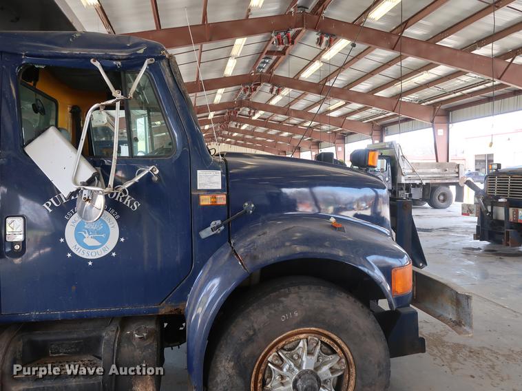 image for item EP9321 1997 International 4900 construction truck