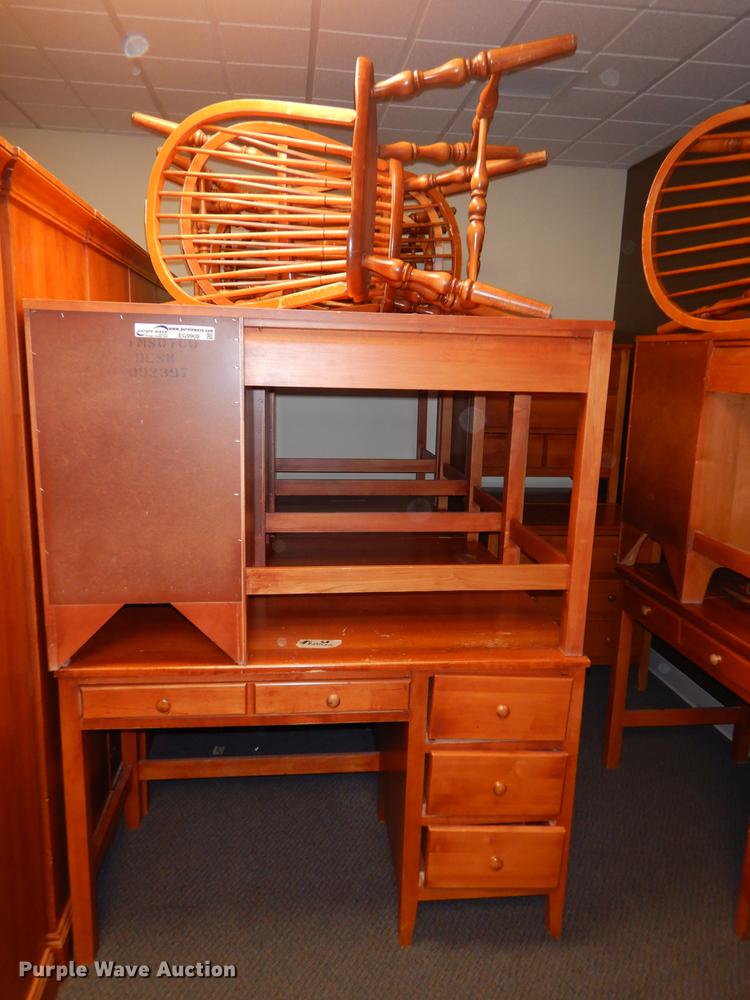 Furniture in Kansas City, KS Item EQ9908 sold Purple Wave