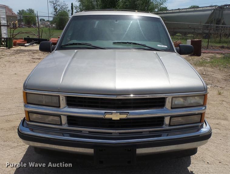 image for item EX9225 1999 Chevrolet Suburban C1500 SUV