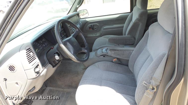 image for item EX9225 1999 Chevrolet Suburban C1500 SUV