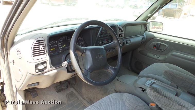 image for item EX9225 1999 Chevrolet Suburban C1500 SUV