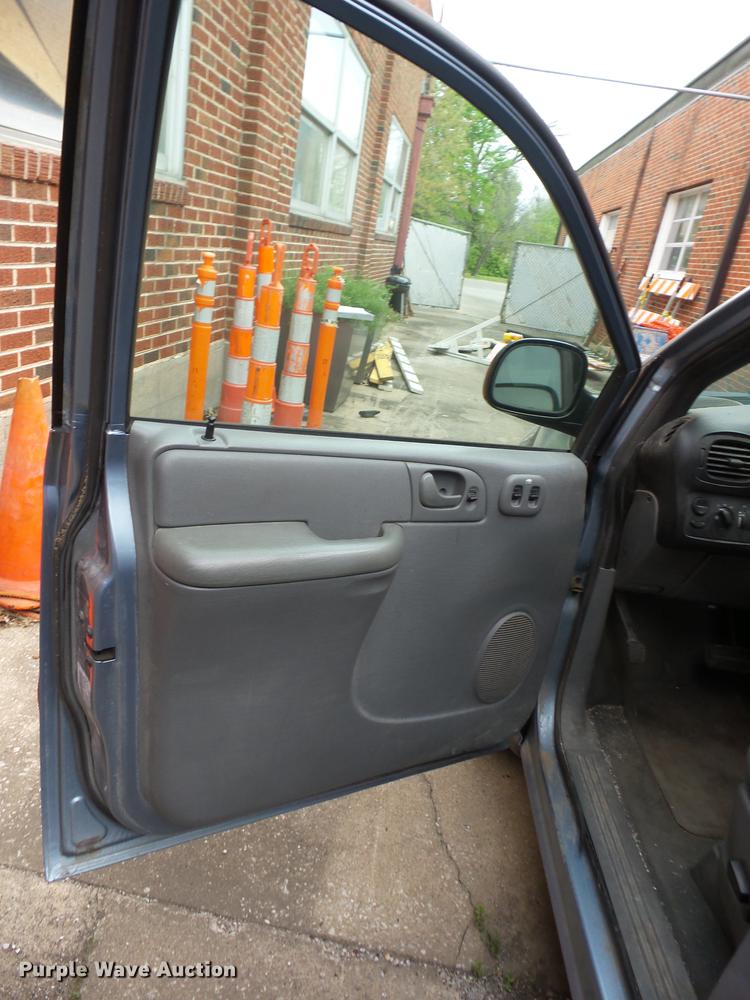 image for item G1120 2005 Dodge Grand Caravan SE van