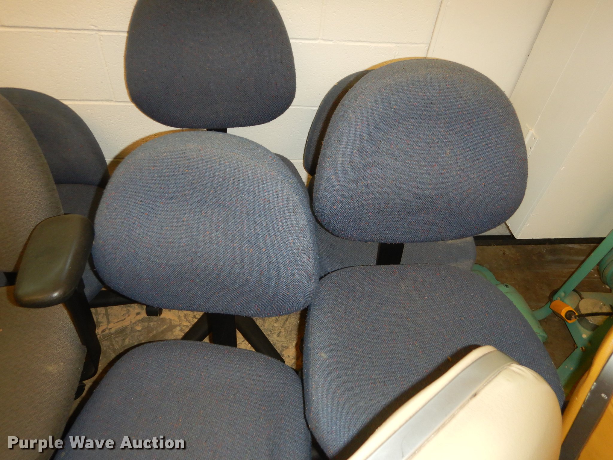 (16) office chairs in Kansas City, KS Item EQ9897 sold Purple Wave