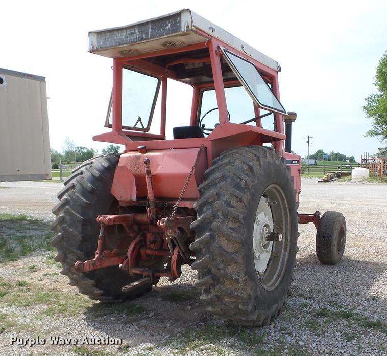 image for item BI9557 1974 Allis Chalmers 200 tractor