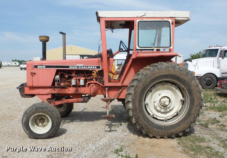 image for item BI9557 1974 Allis Chalmers 200 tractor