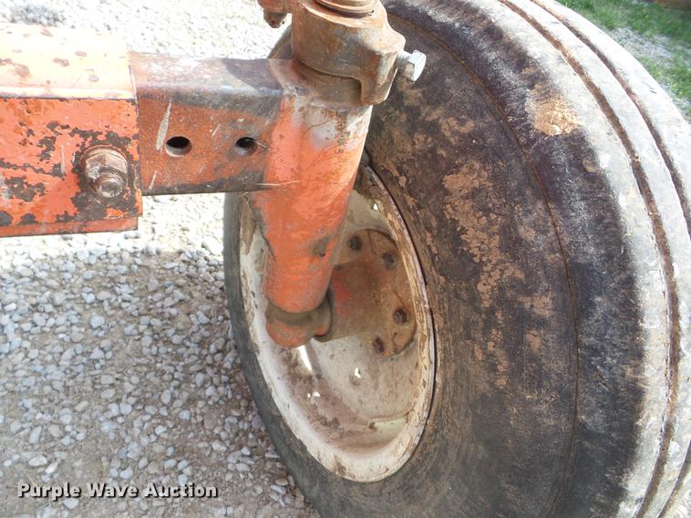 image for item BI9557 1974 Allis Chalmers 200 tractor
