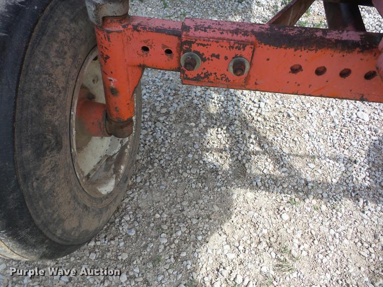 image for item BI9557 1974 Allis Chalmers 200 tractor