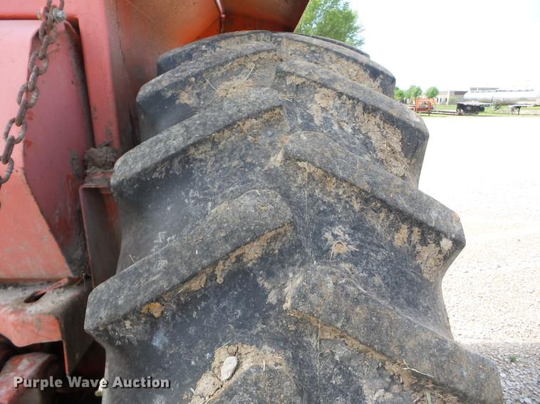 image for item BI9557 1974 Allis Chalmers 200 tractor