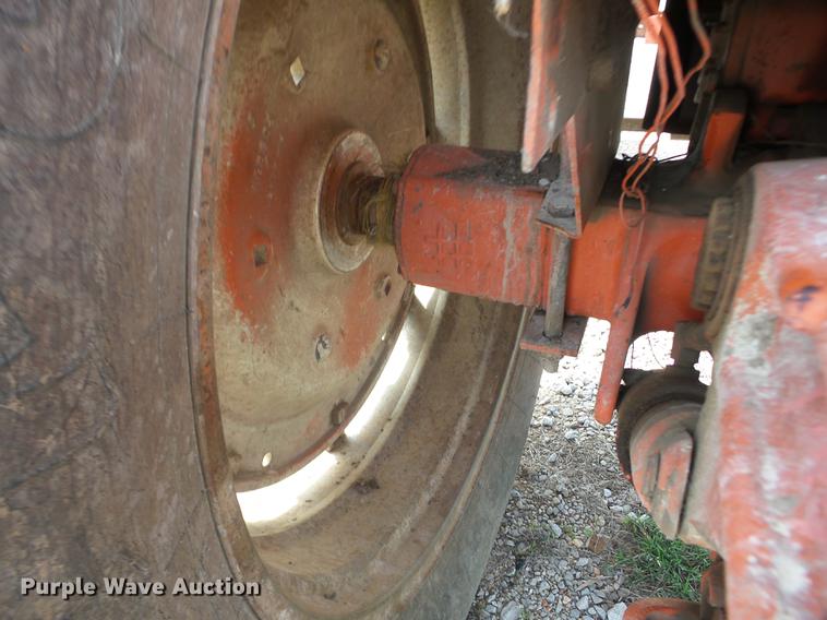 image for item BI9557 1974 Allis Chalmers 200 tractor
