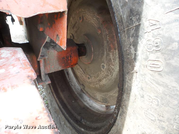 image for item BI9557 1974 Allis Chalmers 200 tractor