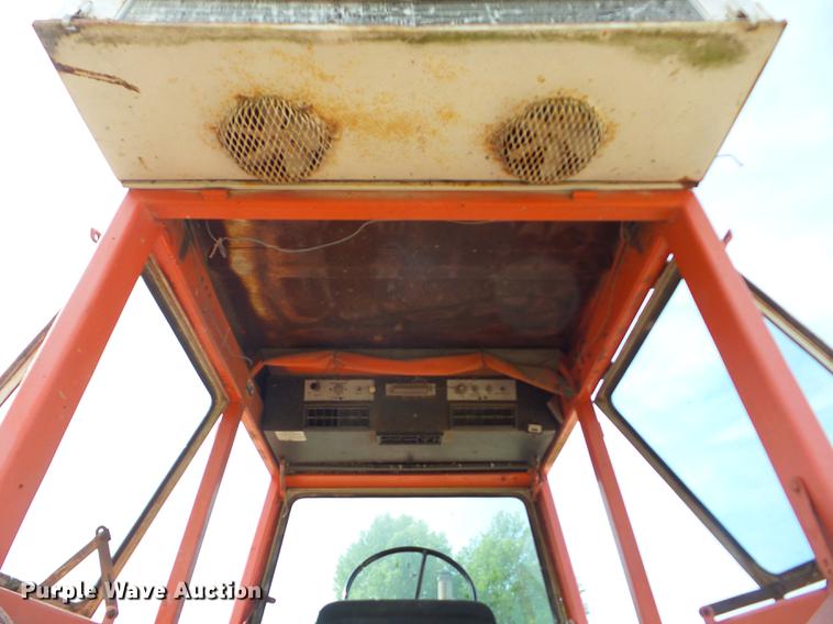 image for item BI9557 1974 Allis Chalmers 200 tractor