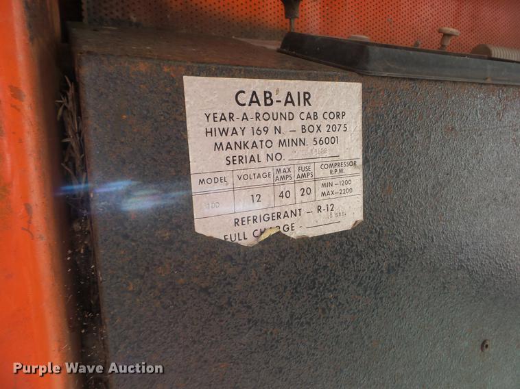 image for item BI9557 1974 Allis Chalmers 200 tractor