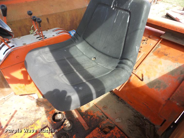 image for item BI9557 1974 Allis Chalmers 200 tractor