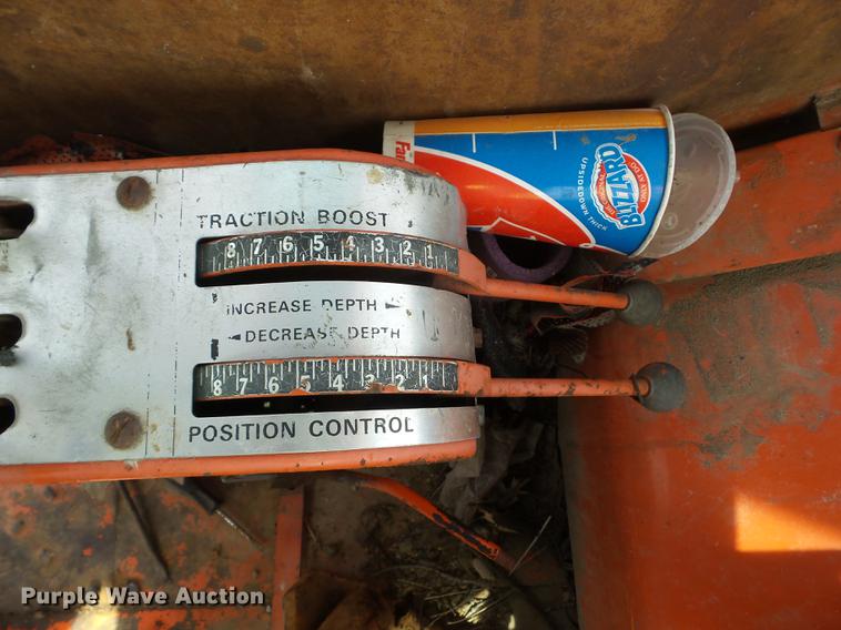 image for item BI9557 1974 Allis Chalmers 200 tractor