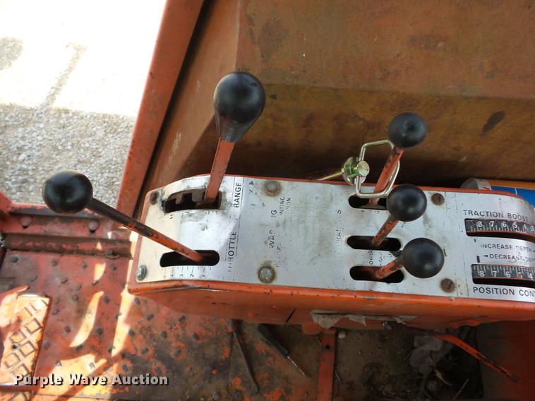 image for item BI9557 1974 Allis Chalmers 200 tractor