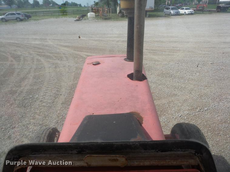 image for item BI9557 1974 Allis Chalmers 200 tractor