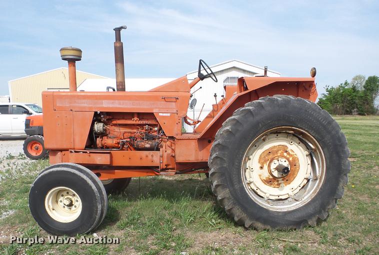 image for item BI9561 1969 Allis Chalmers Two-Twenty tractor