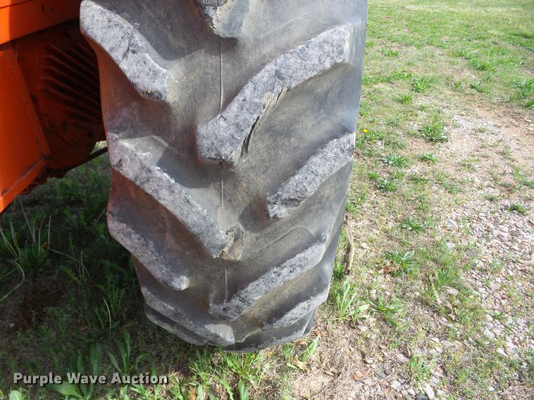 image for item BI9561 1969 Allis Chalmers Two-Twenty tractor