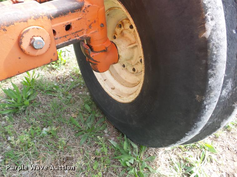 image for item BI9561 1969 Allis Chalmers Two-Twenty tractor