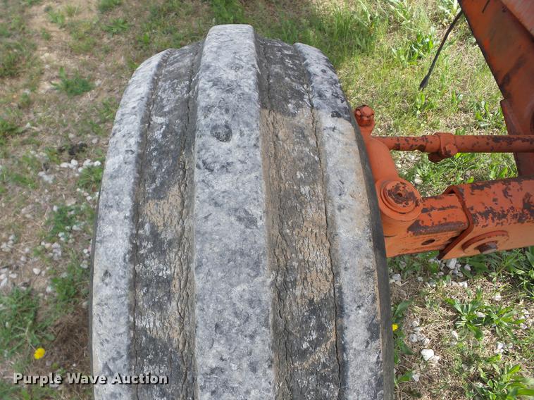 image for item BI9561 1969 Allis Chalmers Two-Twenty tractor