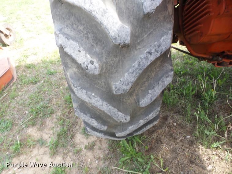 image for item BI9561 1969 Allis Chalmers Two-Twenty tractor